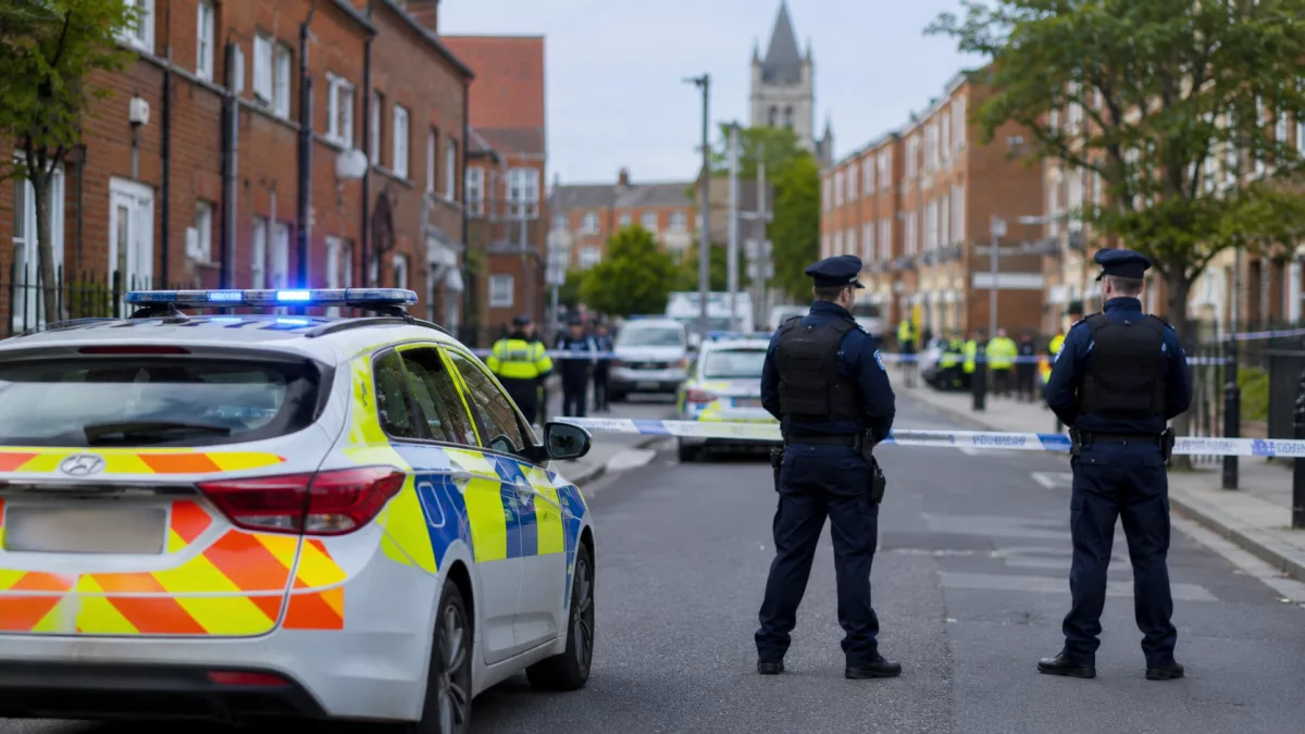 Het Incident in Ierland: Hoe de Een Soedanese Mesaanval Past in een Groter Script
